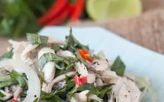 Làm món gà trộn rau răm thay đổi khẩu vị cho ngày cuối tuần