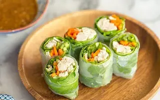 Thịt gà cuộn rau củ giòn ngon, tươi mát