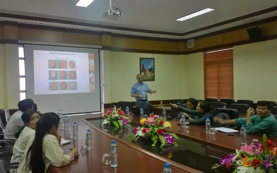 Chuyên gia quản lý chất lượng giống gia cầm tại công ty