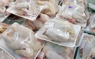 Siêu thị Việt bán đùi gà Mỹ rẻ như... rau