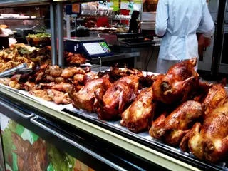 Có những siêu thị giá gà quay xuất xứ nước ngoài chỉ 65.000-70.000 đồng một con, rẻ một nửa so với gà Việt Nam