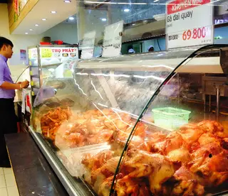 Gà quay trong các siêu thị vì sao có giá siêu rẻ?