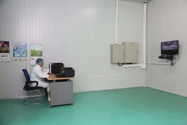 Kiểm tra thông số kỹ thuật tại phòng điều khiển trung ( Tại nhà máy sản xuất con giống gia cầm DABACO 2)