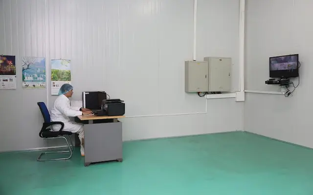 Kiểm tra thông số kỹ thuật tại phòng điều khiển trung ( Tại nhà máy sản xuất con giống gia cầm DABACO 2)