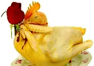 Cách luộc gà vàng óng, không bị nứt để cúng