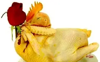 Cách luộc gà vàng óng, không bị nứt để cúng