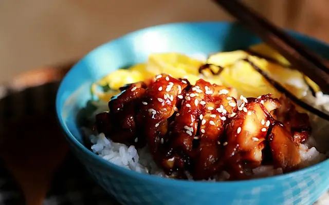Thịt gà “nước hai” vẫn tốn... cơm