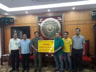 Dabaco Việt Nam tặng 22.000 quả trứng gà ăn liền Devi cho 3 xã vùng lũ Chương Mỹ