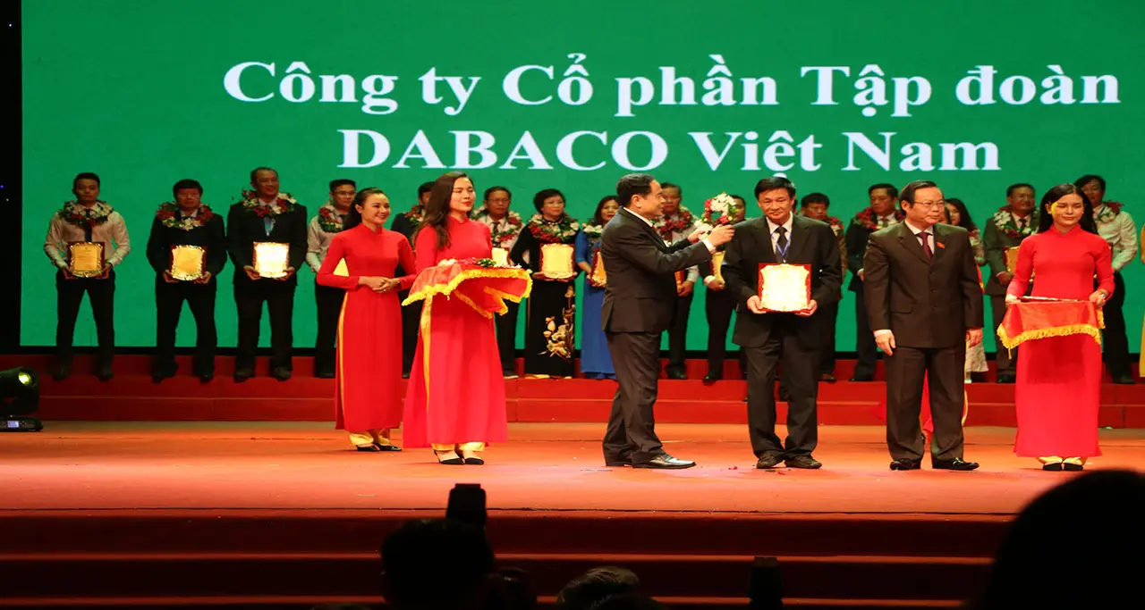 DBC: DABACO lần thứ hai được trao tặng Danh hiệu “Doanh nghiệp vì nhà nông” và Giải thưởng “Bông lúa vàng Việt Nam”