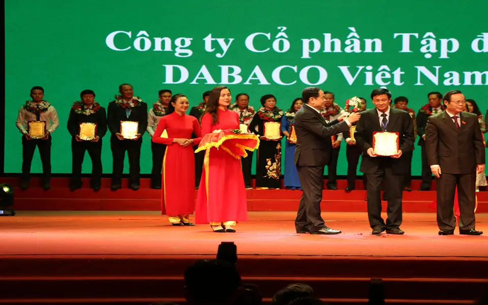 ​DBC: DABACO lần thứ hai được trao tặng Danh hiệu “Doanh nghiệp vì nhà nông” và Giải thưởng “Bông lúa vàng Việt Nam”