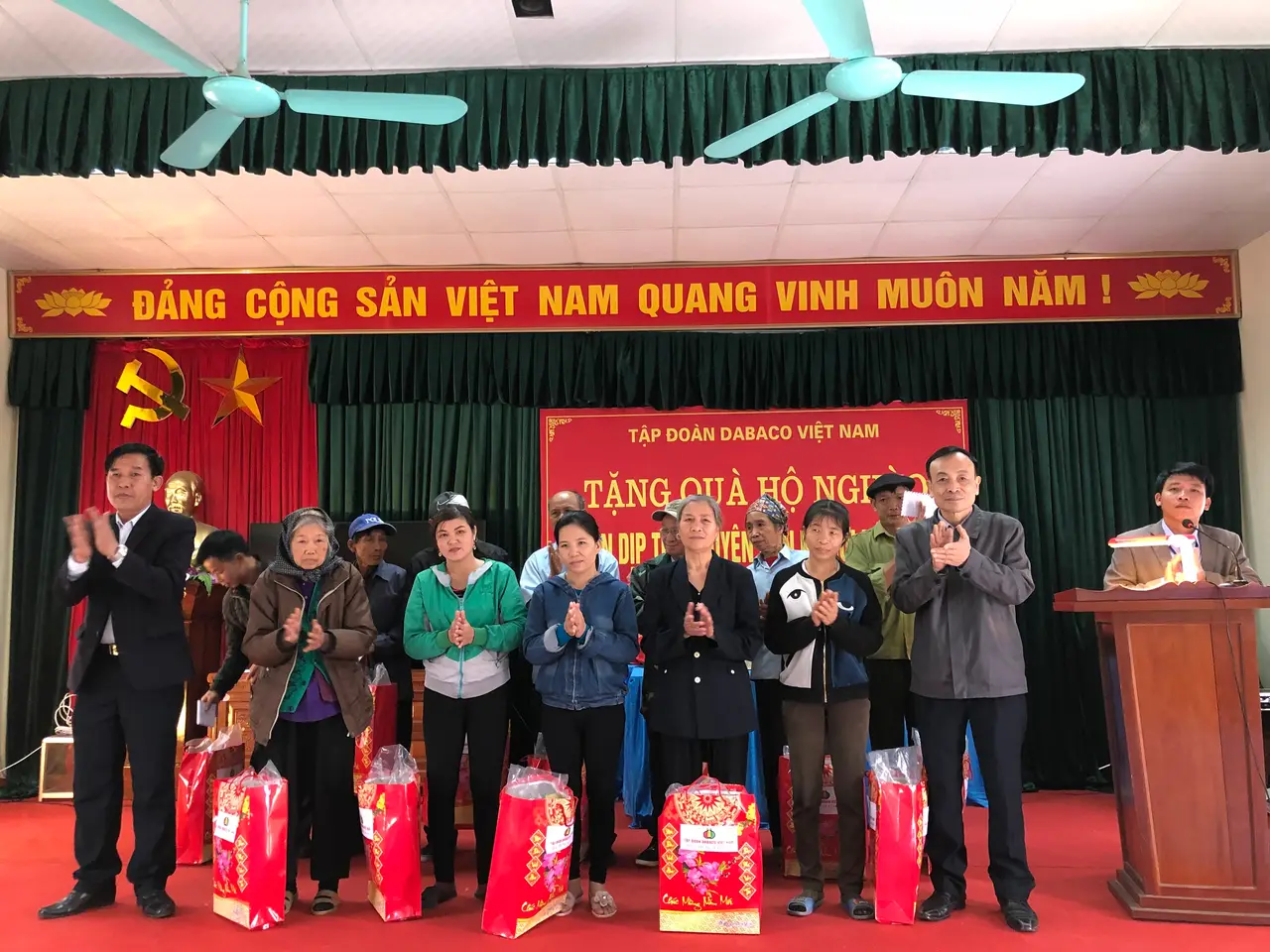 Tặng quà cho các hộ nghèo và có hoàn cảnh khó khăn nhân dịp Tết Nguyên đán Kỷ hợi 2019