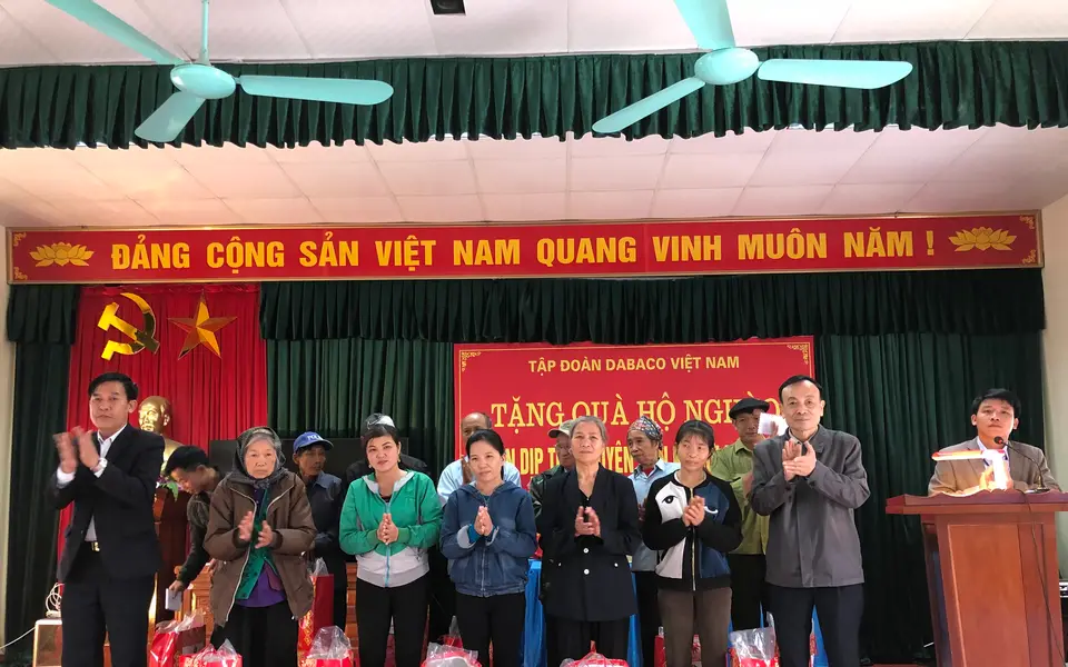 Tặng quà cho các hộ nghèo và có hoàn cảnh khó khăn nhân dịp Tết Nguyên đán Kỷ hợi 2019