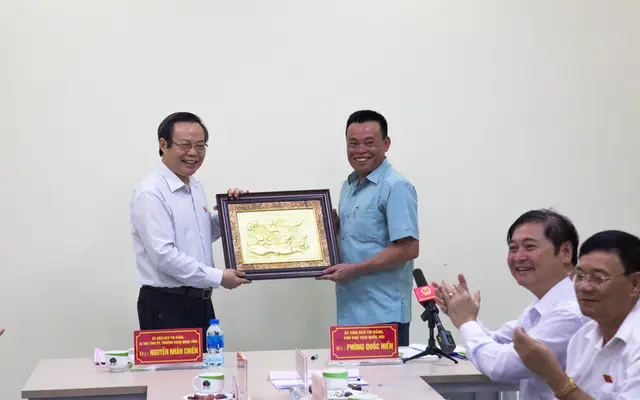 Phó Chủ tịch Quốc hội Phùng Quốc Hiển thăm quan và làm viêc tại Dabaco